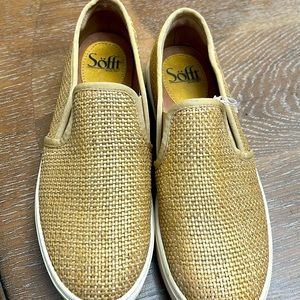 Sofft gold metallic sneakers.size 6.5